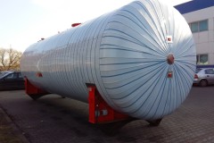 isolierter Bodentank mit Aluminiumplatten bedeckt